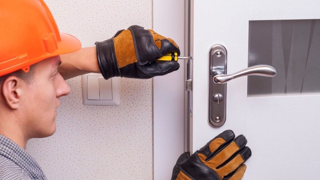 Versicherung und Türöffnung: Was Sie über Haftpflicht, Eigenbeteiligung und Schadensmeldung wissen sollten