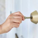 Tür zugeschlagen Schlüssel steckt von innen