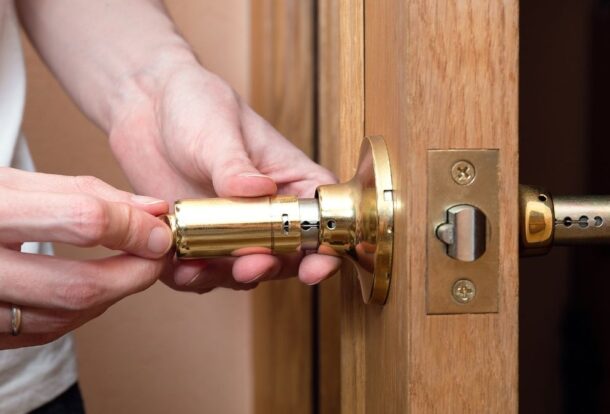 haustur zugefallen schlussel steckt innen