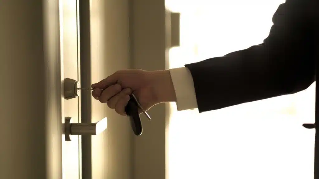 Wie kann man ein abgeschlossenes Türschloss öffnen? – LockMeister hilft schnell & professionell