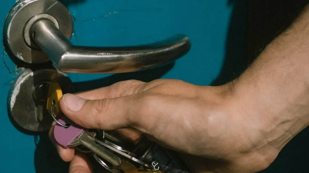 Tür ohne Schließzylinder öffnen fachgerecht durch erfahrene Schloss und Schlüsselprofis