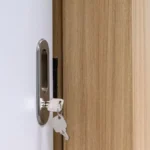 schlüssel steckt im schloss und lässt sich nicht mehr drehen