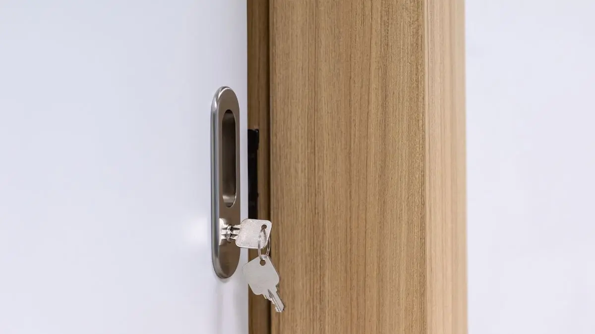 schlüssel steckt im schloss und lässt sich nicht mehr drehen