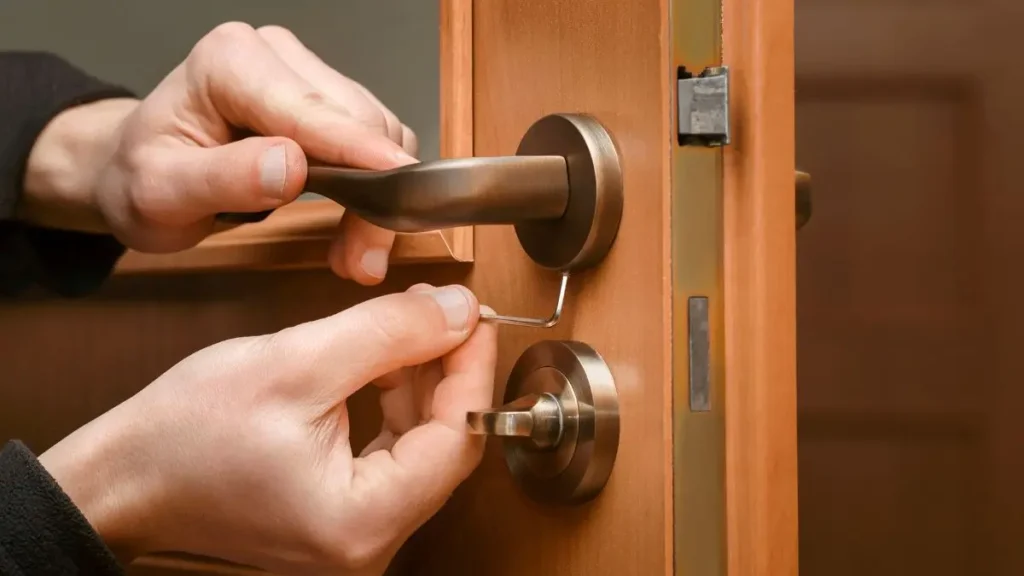 Austausch des Wohnungsschlosses ohne Schäden an Tür und Rahmen