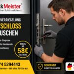 Ein professioneller Techniker arbeitet sorgfältig an einer Türschloss-Reparatur mit modernem Werkzeug