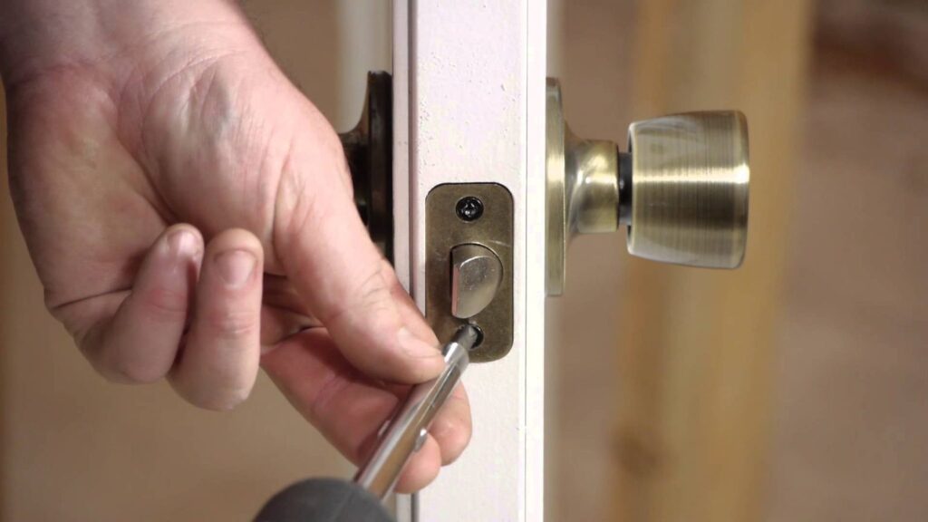 Security Solutions For Commercial Locksmith in Kent WA innentür schloss ausbauen