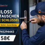 Professioneller Fachmann beim Austausch eines defekten Türschlosses direkt vor Ort